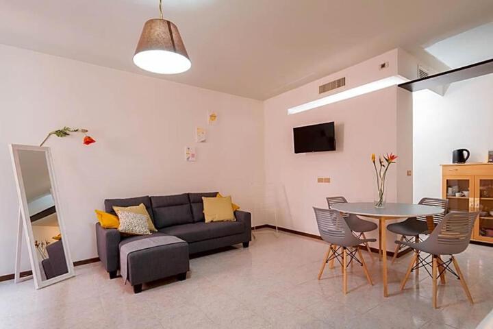 Room 4 of 27
