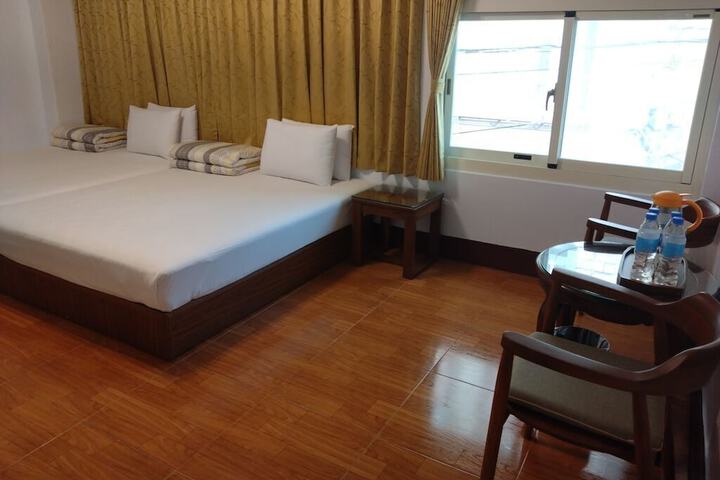 Room 10 of 42