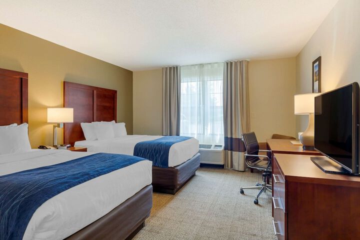 1 Queen Bed Accessible (19 of 19)