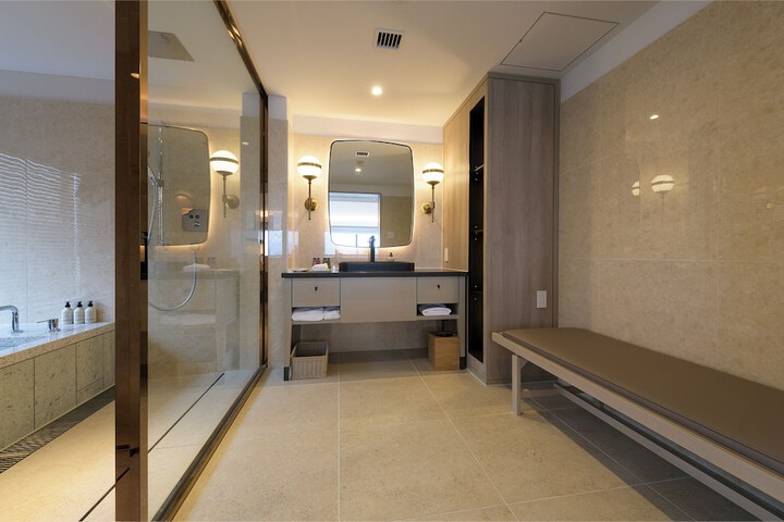 Room 76 of 121