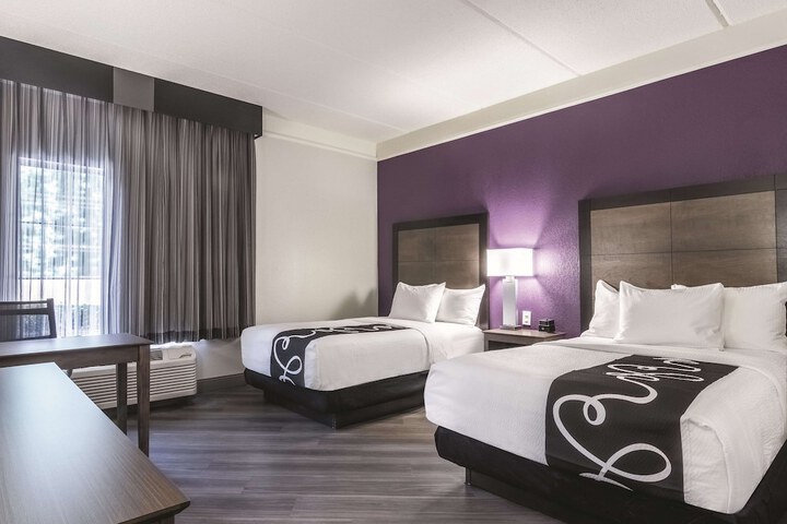 2 Double Beds (5 of 10)