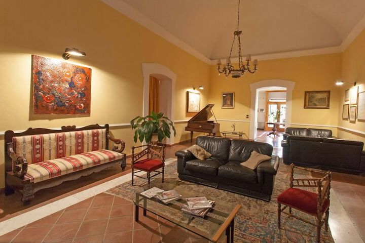 Lounge 16 of 21
