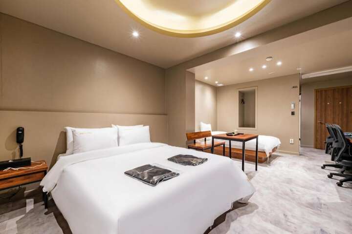 Room 10 of 26