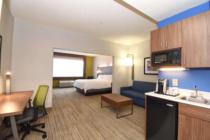 1 King Bed (2 of 17)