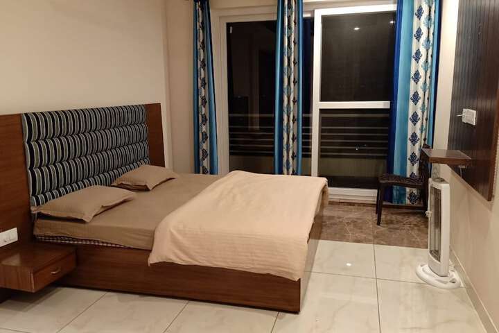 Room 4 of 20