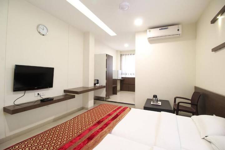 Room 10 of 32