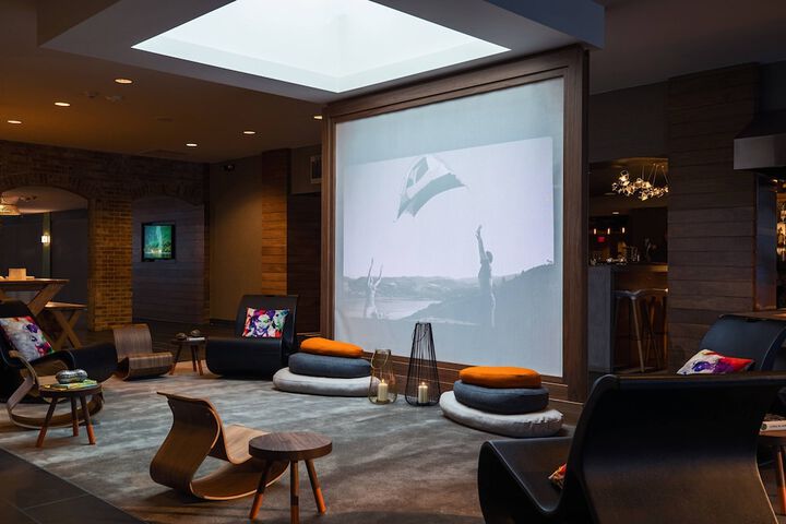 Lobby lounge