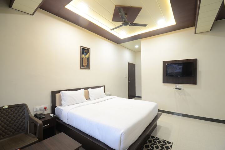 Room 17 of 28