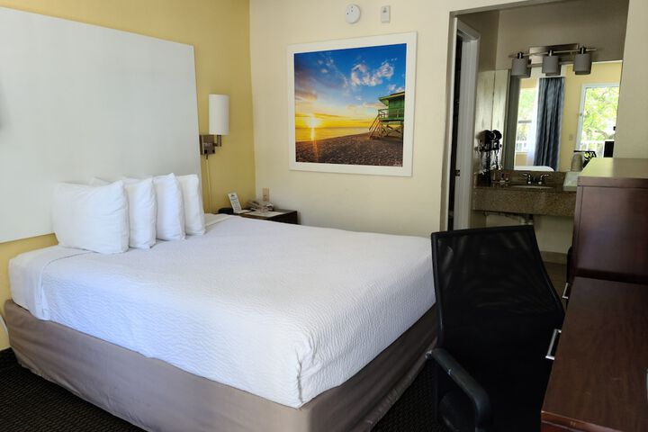 1 Queen Bed (6 of 19)