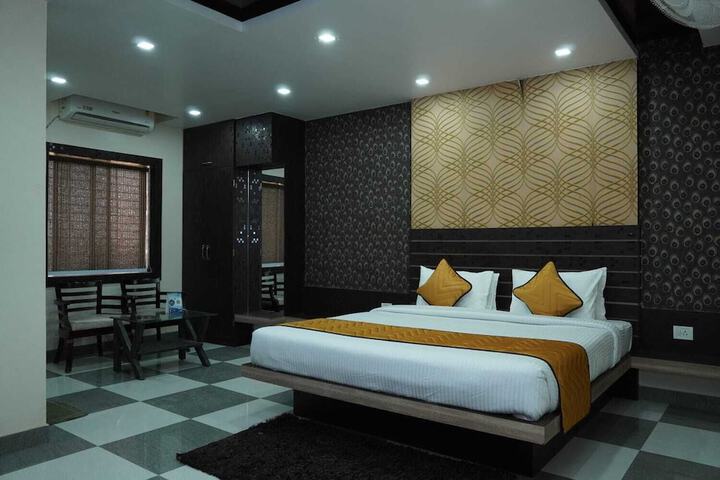 Room 4 of 8