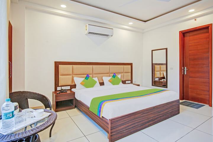 Room 9 of 32