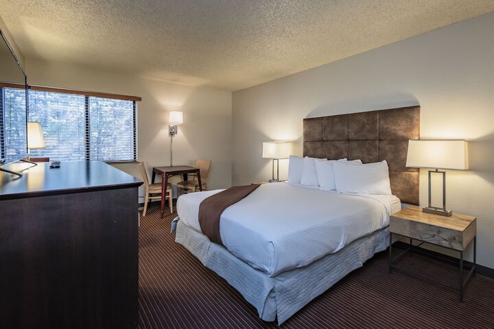 1 Queen Bed (3 of 8)