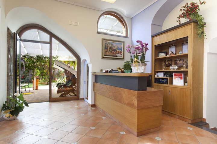 Check-in/check-out kiosk