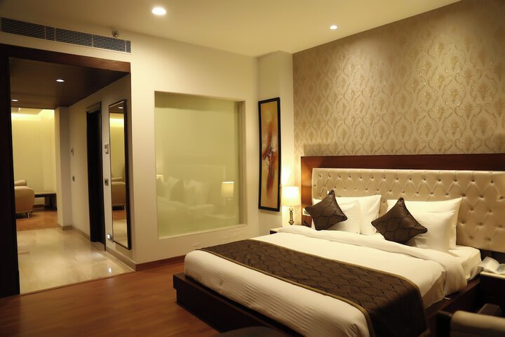 Room 4 of 16
