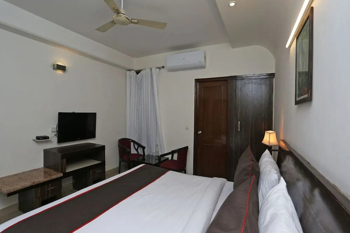 Room 5 of 11
