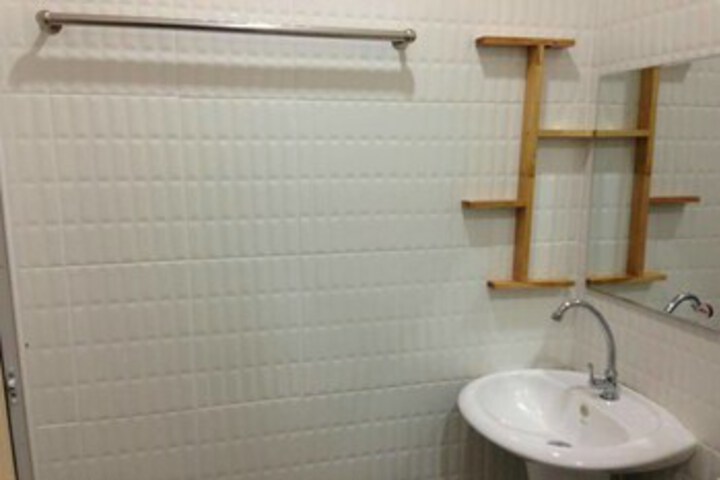 Room 5 of 16