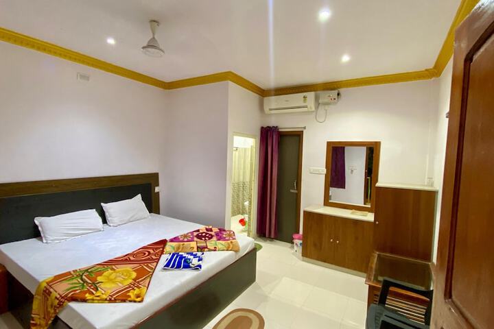 Room 4 of 9