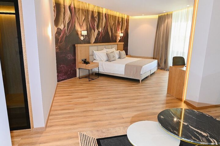 Room 14 of 136