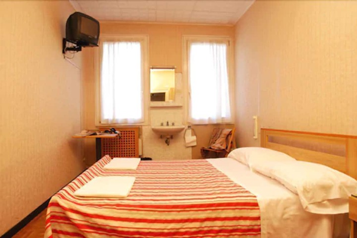 Room 16 of 34