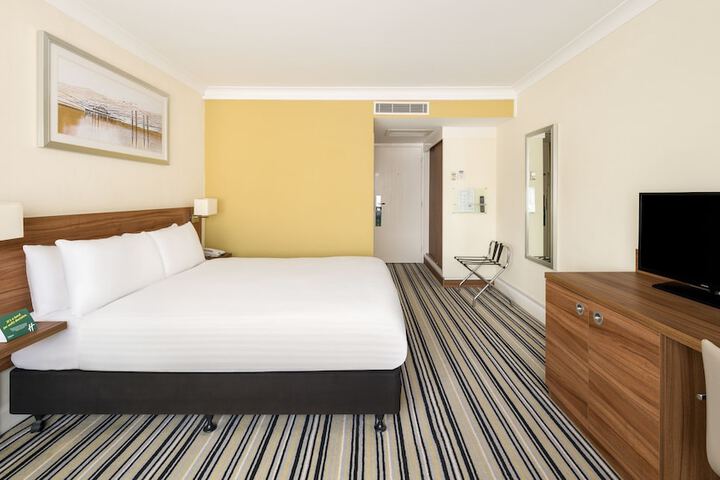 Room 32 of 137