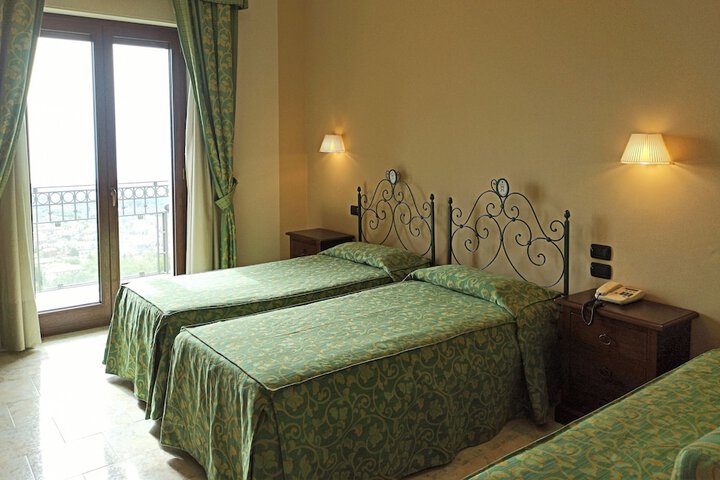 Room 8 of 33