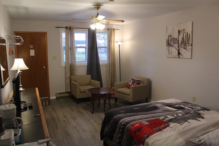 Deluxe Room 1 Queen Bed with Sofa Bed (2 of 4)