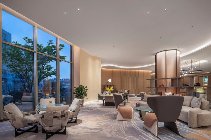 Lounge 50 of 82