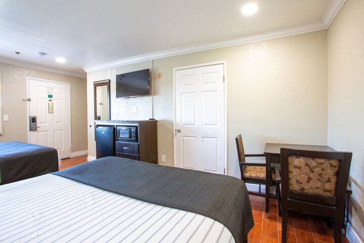1 Queen Bed (7 of 19)