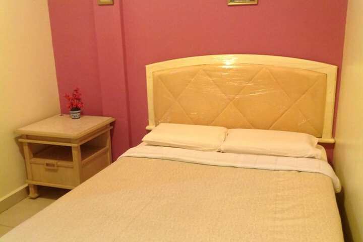 Room 9 of 32