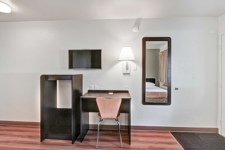 1 Queen Bed Micfridge (11 of 19)