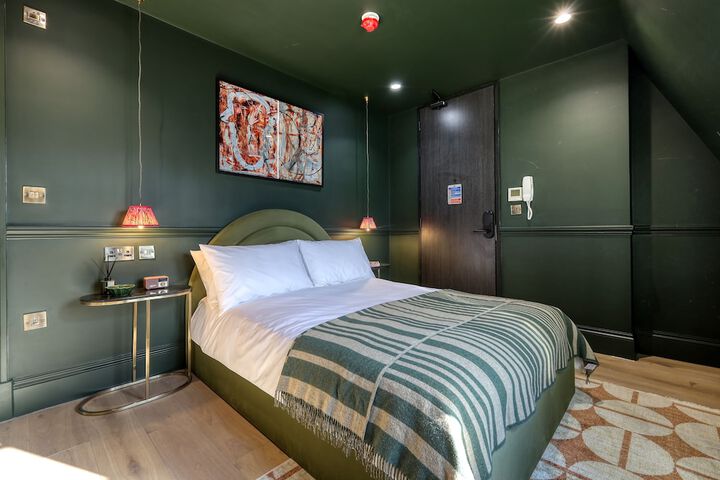 Room 10 of 28