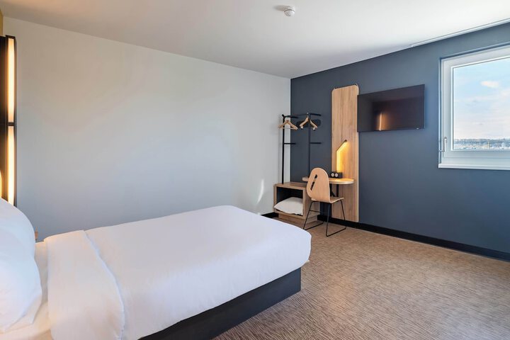Room 9 of 32