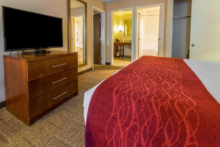 Quadruple Accessible King Size Bed (2 of 5)