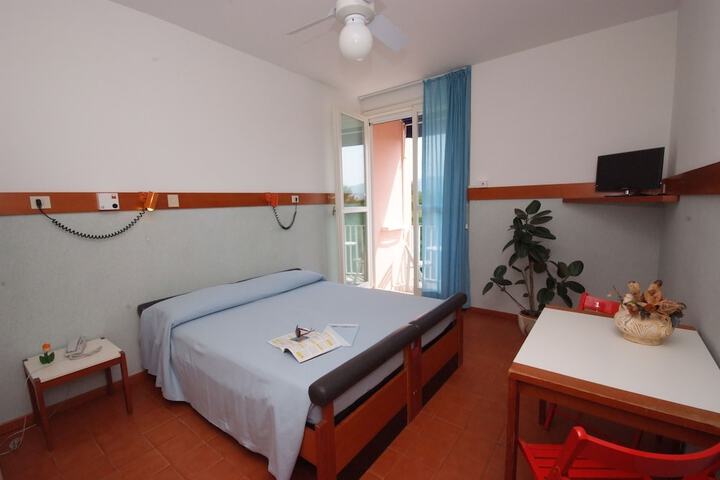 Room 5 of 33