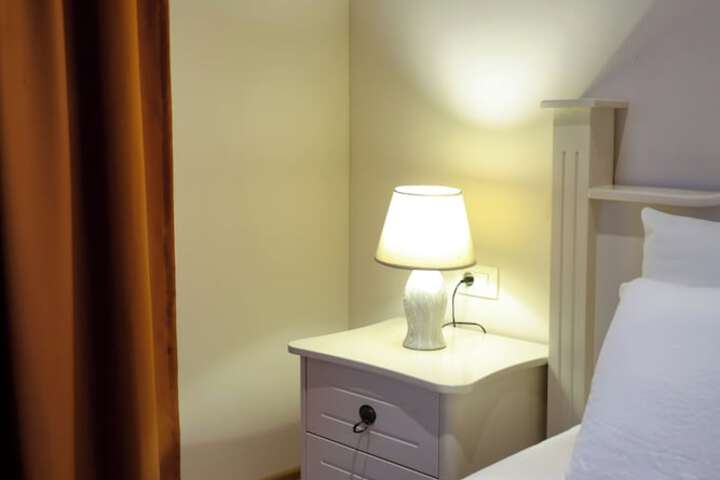 Room 8 of 98