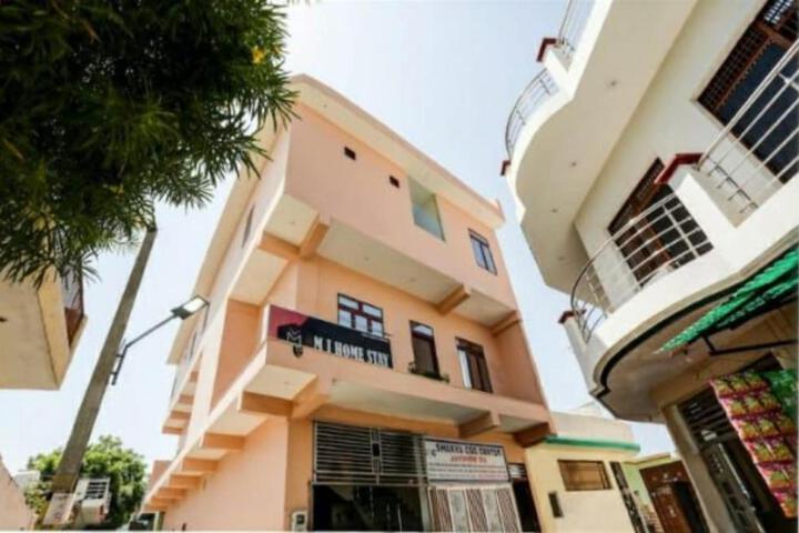 Goroomgo Hotel M J Agra