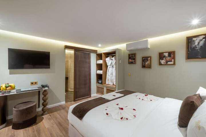Room 37 of 63