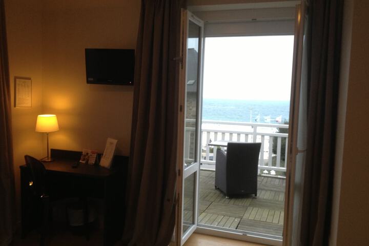 Room 8 of 30