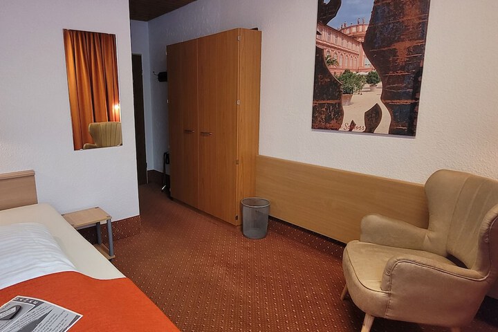 Room 14 of 33
