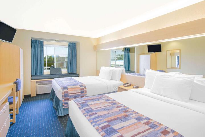 1 Queen Bed (8 of 20)