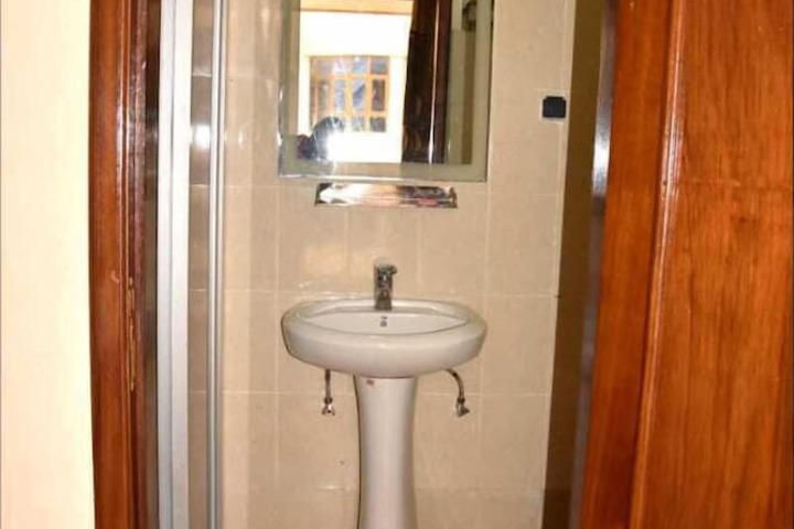 Room 5 of 9