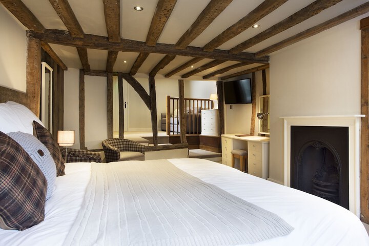 Room 2 of 65