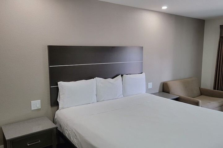 1 King Bed (9 of 14)