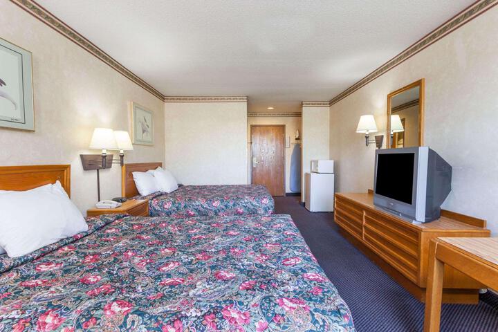 1 Queen Bed (6 of 15)
