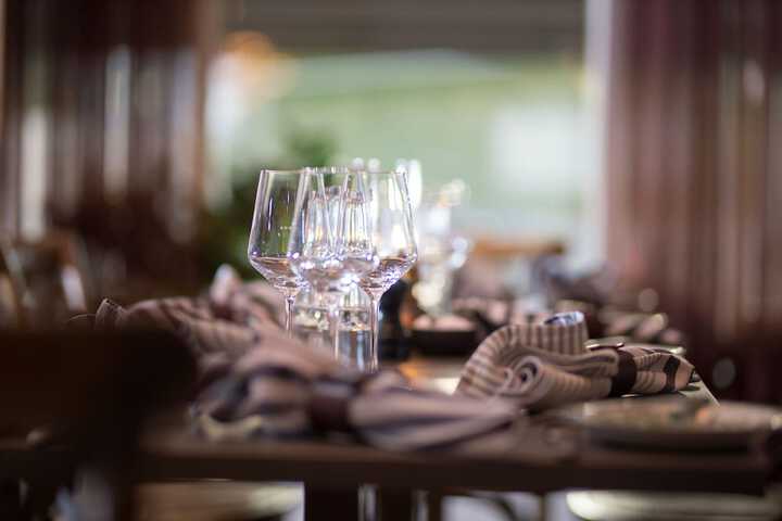 Dining 19 of 32