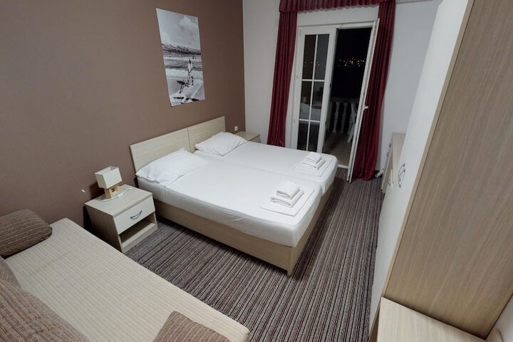 Room 10 of 42
