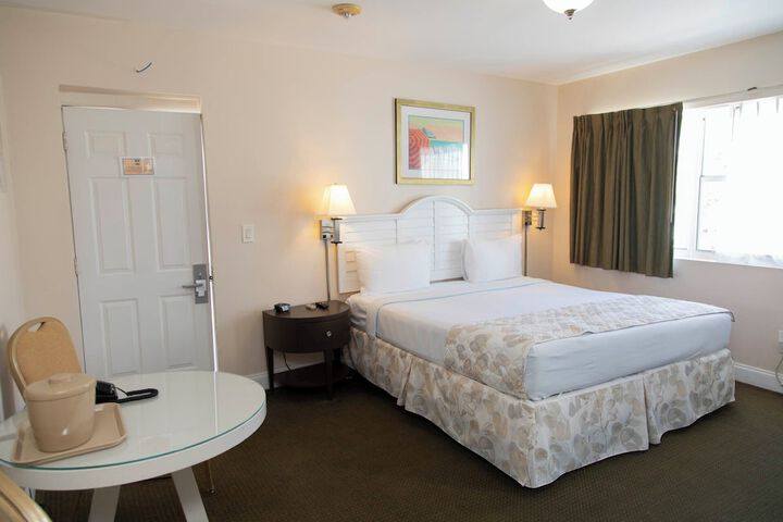 Deluxe King Bed Kitchenette (13 of 16)