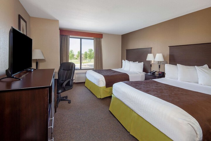 2 Queen Beds (10 of 12)