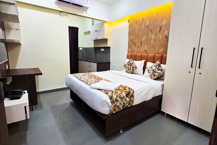 Room 8 of 11
