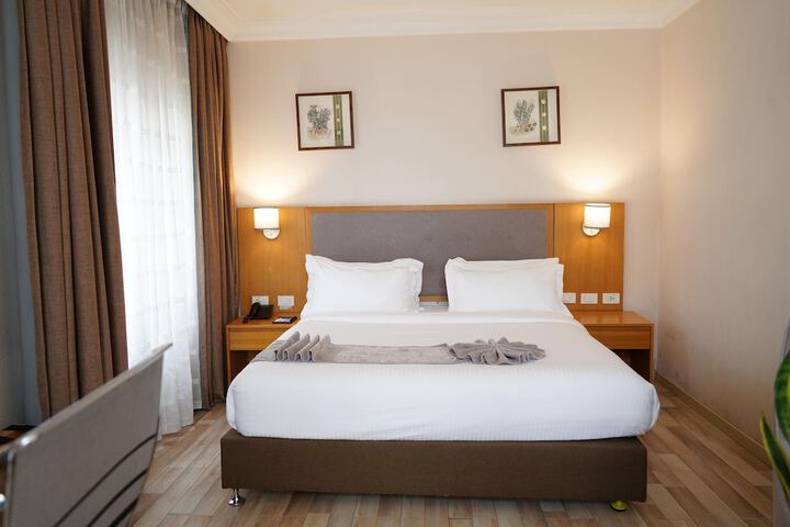 Room 33 of 163